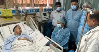 জ্বালানিমন্ত্রীকে দেখতে হাসপাতালে রাষ্ট্রপতি